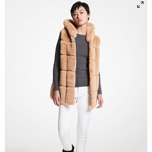 MICHAEL MICHAEL KORS
Quilted Faux Fur Hooded Vest